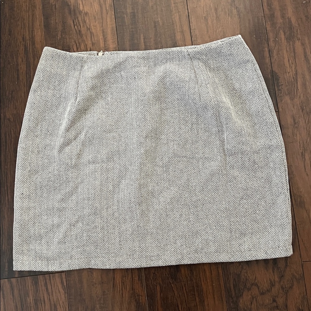 New without tag! Stylish Gray Skirt with Zipper Detail - Picture 3 of 3